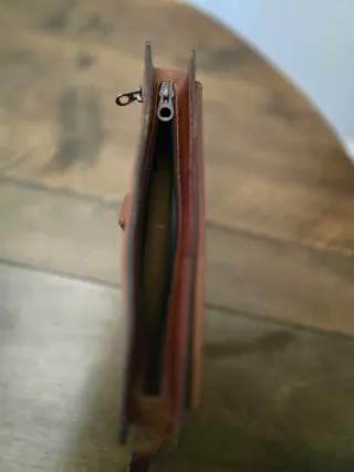 Bolso de mano de cuero marrón