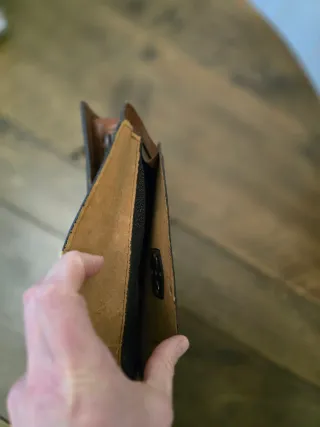 Bolso de mano de cuero marrón