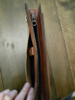 Bolso de mano de cuero marrón