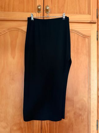 Falda lápiz negra con abertura