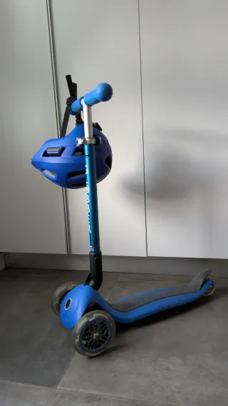 Patinete infantil azul con casco