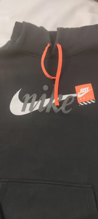 Felpa Nike nera con lacci arancioni