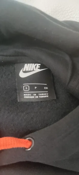 Felpa Nike nera con lacci arancioni