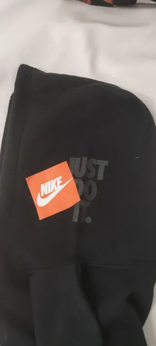 Felpa Nike nera con lacci arancioni