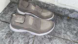 Zapatillas APL grises y blancas
