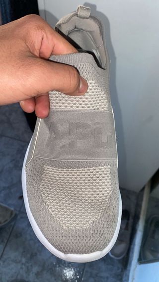 Zapatillas APL grises y blancas