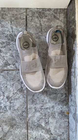 Zapatillas APL grises y blancas