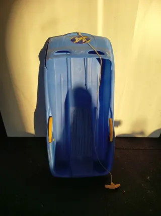 Trineo azul con cuerda