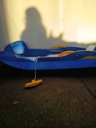 Trineo azul con cuerda