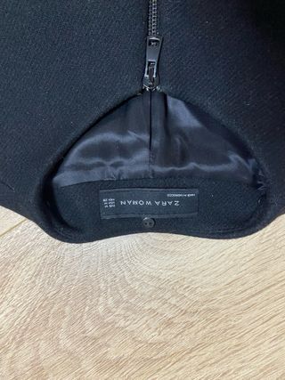 Abrigo negro Zara talla M con cuello de pelo