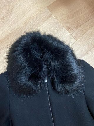 Abrigo negro Zara talla M con cuello de pelo
