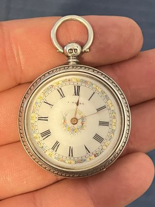 Reloj de bolsillo colgante de plata.