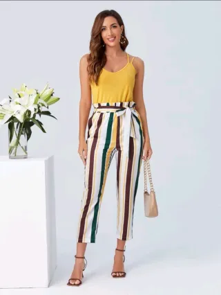 Top giallo e pantaloni a righe