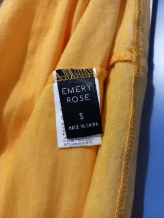 Top giallo e pantaloni a righe