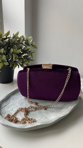 Bolso fiesta terciopelo morado cadena dorada
