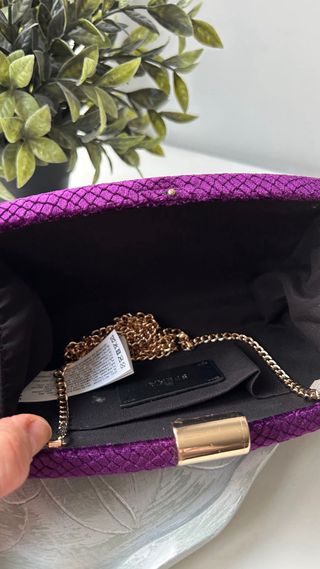 Bolso fiesta terciopelo morado cadena dorada