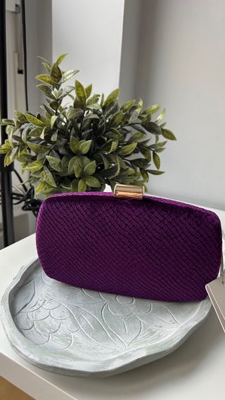 Bolso fiesta terciopelo morado cadena dorada