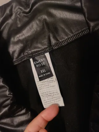 Pantalón negro efecto piel