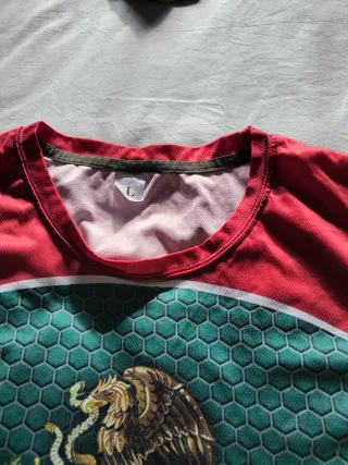 Camiseta con escudo de México