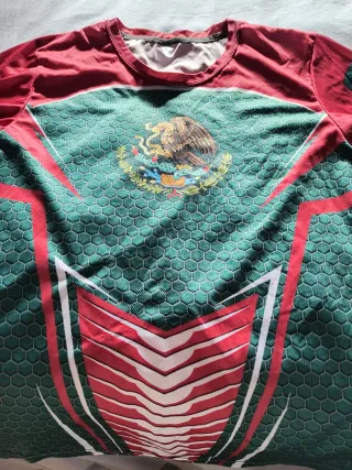 Camiseta con escudo de México