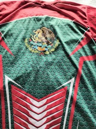 Camiseta con escudo de México