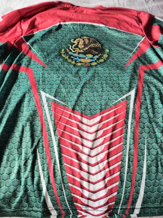 Camiseta con escudo de México