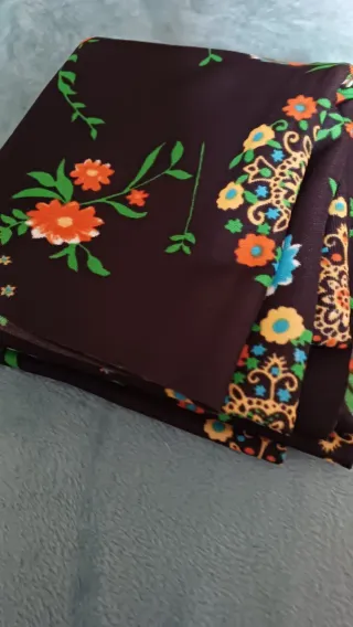 Retales de tela fucsia con lunares blancos