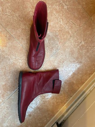 Botín camper burdeos con cremallera