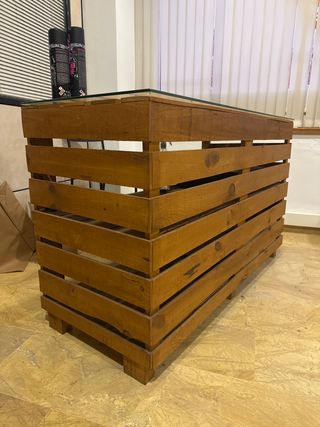 Mostrador de madera barnizada con cristal