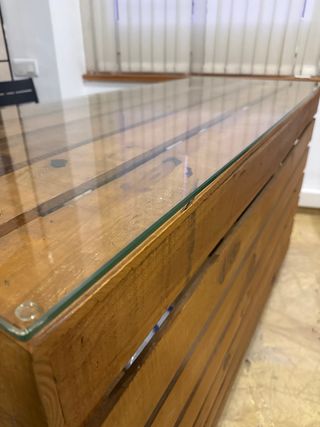 Mostrador de madera barnizada con cristal