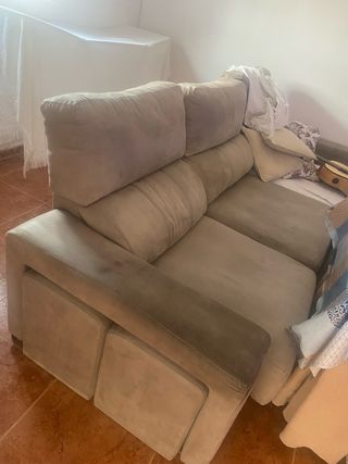 Sofá de tela beige y marrón