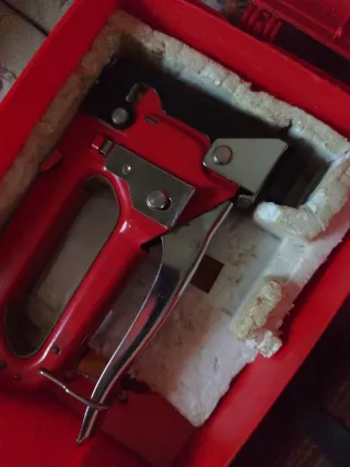 Grapadora manual roja con maletín