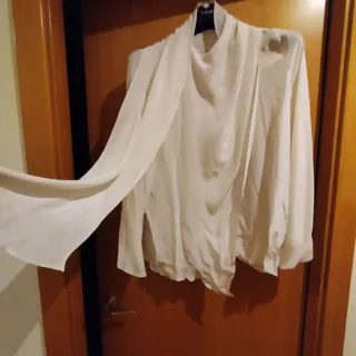 Blusa cruzada asimétrica blanca