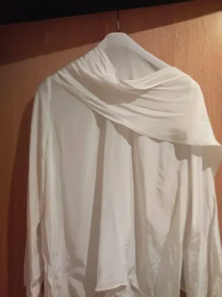 Blusa cruzada asimétrica blanca