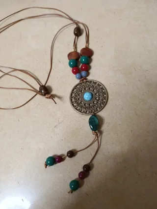 Collar artesanal con cuentas y colgante