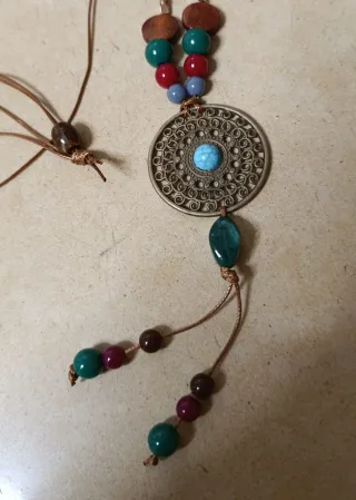 Collar artesanal con cuentas y colgante