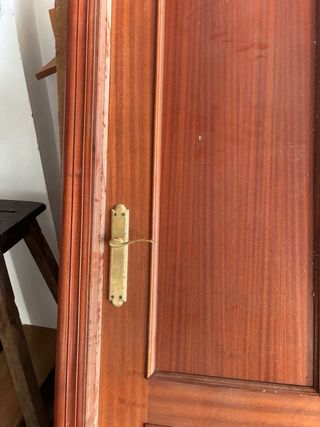 Puerta de madera de paso