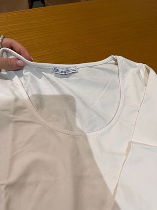 Camiseta Zara manga acampanada blanca