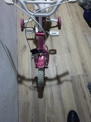 Bicicleta infantil rosa y blanca