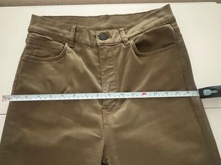 Pantalón slim Massimo Dutti color caqui.