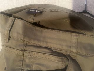 Pantalón slim Massimo Dutti color caqui.
