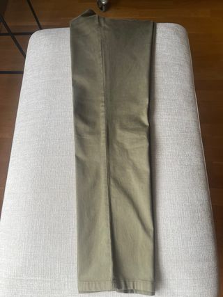 Pantalón slim Massimo Dutti color caqui.