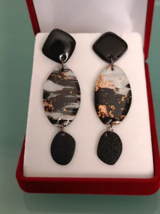 Orecchini resina neri cangianti oro