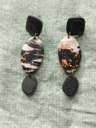 Orecchini resina neri cangianti oro