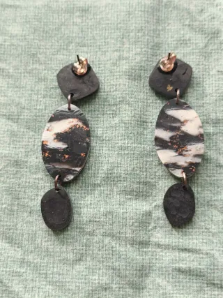 Orecchini resina neri cangianti oro