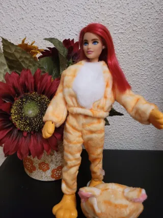 Barbie con costume da gatto