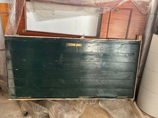 Portón de madera verde