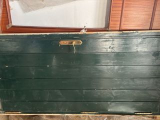 Portón de madera verde