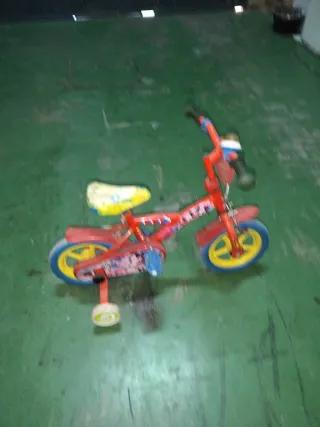 Bicicleta infantil roja con ruedines
