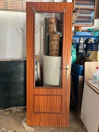 Puerta de madera con cristal